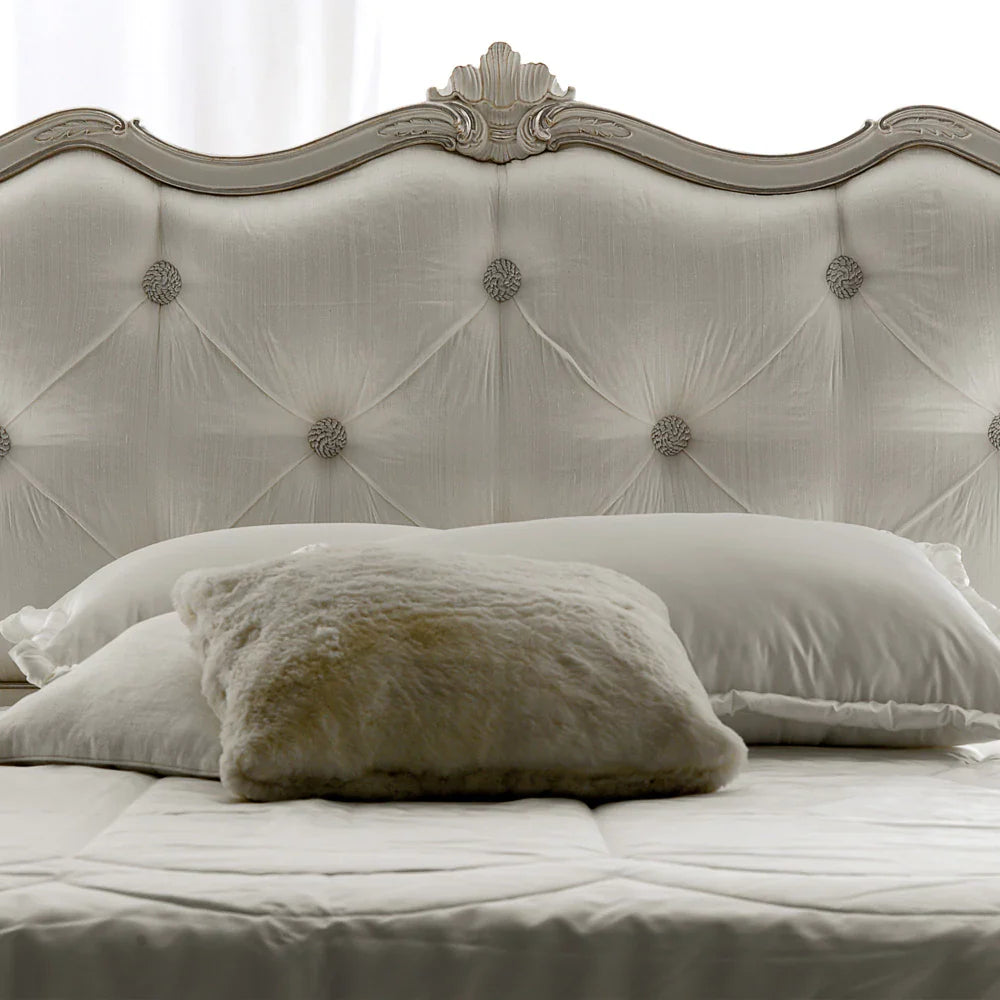 Luxury Bedroom Carved Bed with Upholstered Comfort